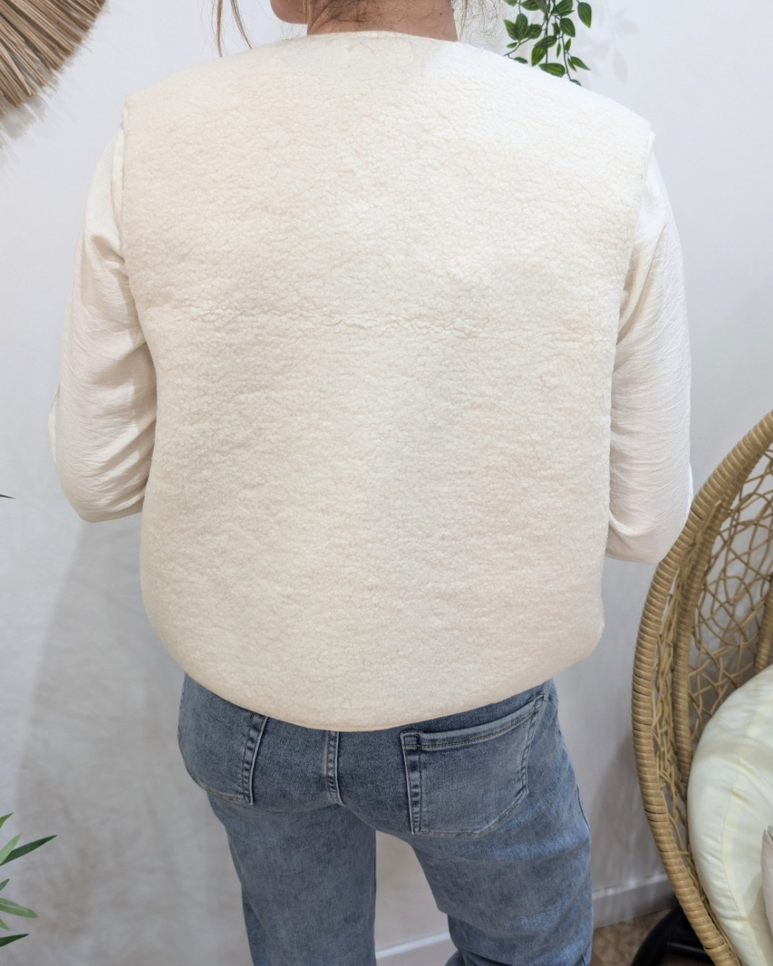 Gilet femme sans manche bouclettes beige fleurs brodées multicolores