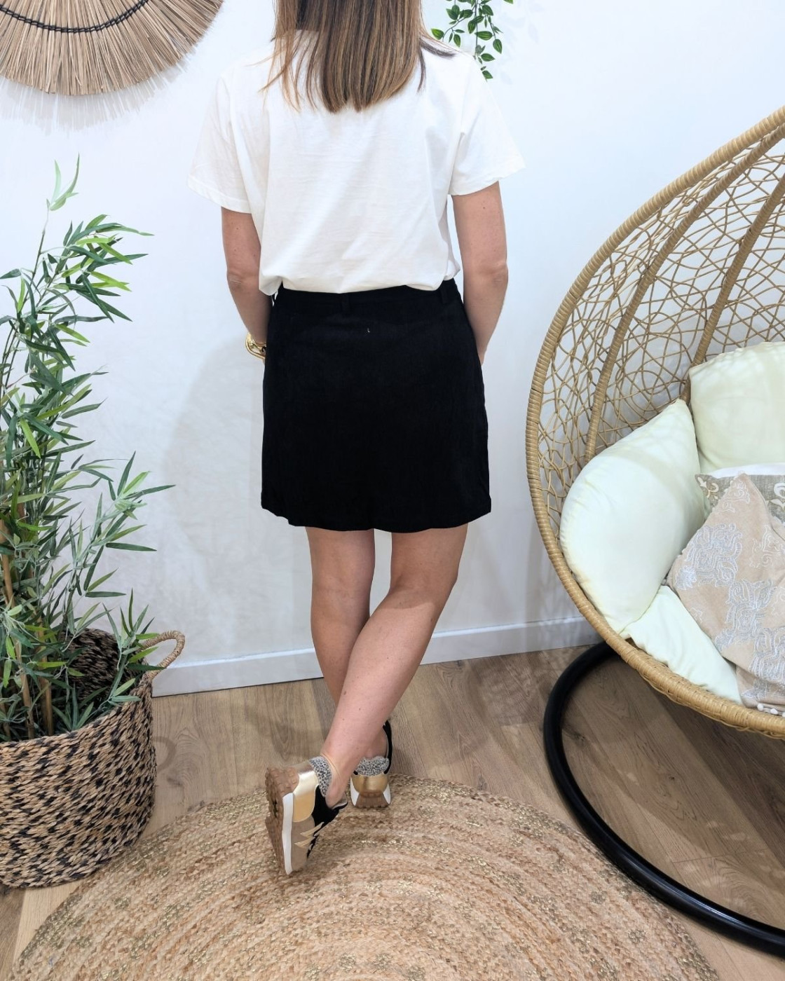 Jupe courte femme velours noire cotelé boutons dorés