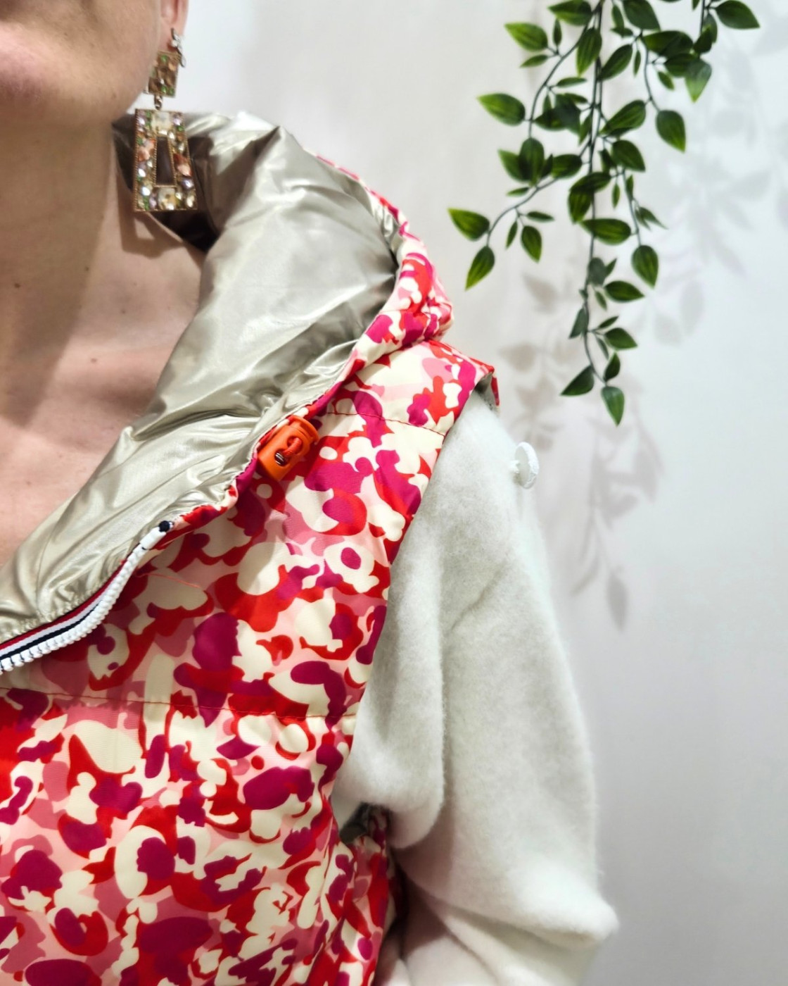 Doudoune femme sans manches dorée et motifs fuchsias orangés réversible