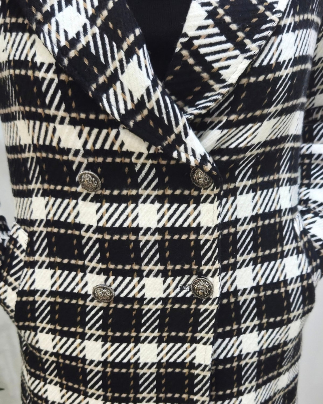 Manteau femme à carreaux noirs blancs et camels