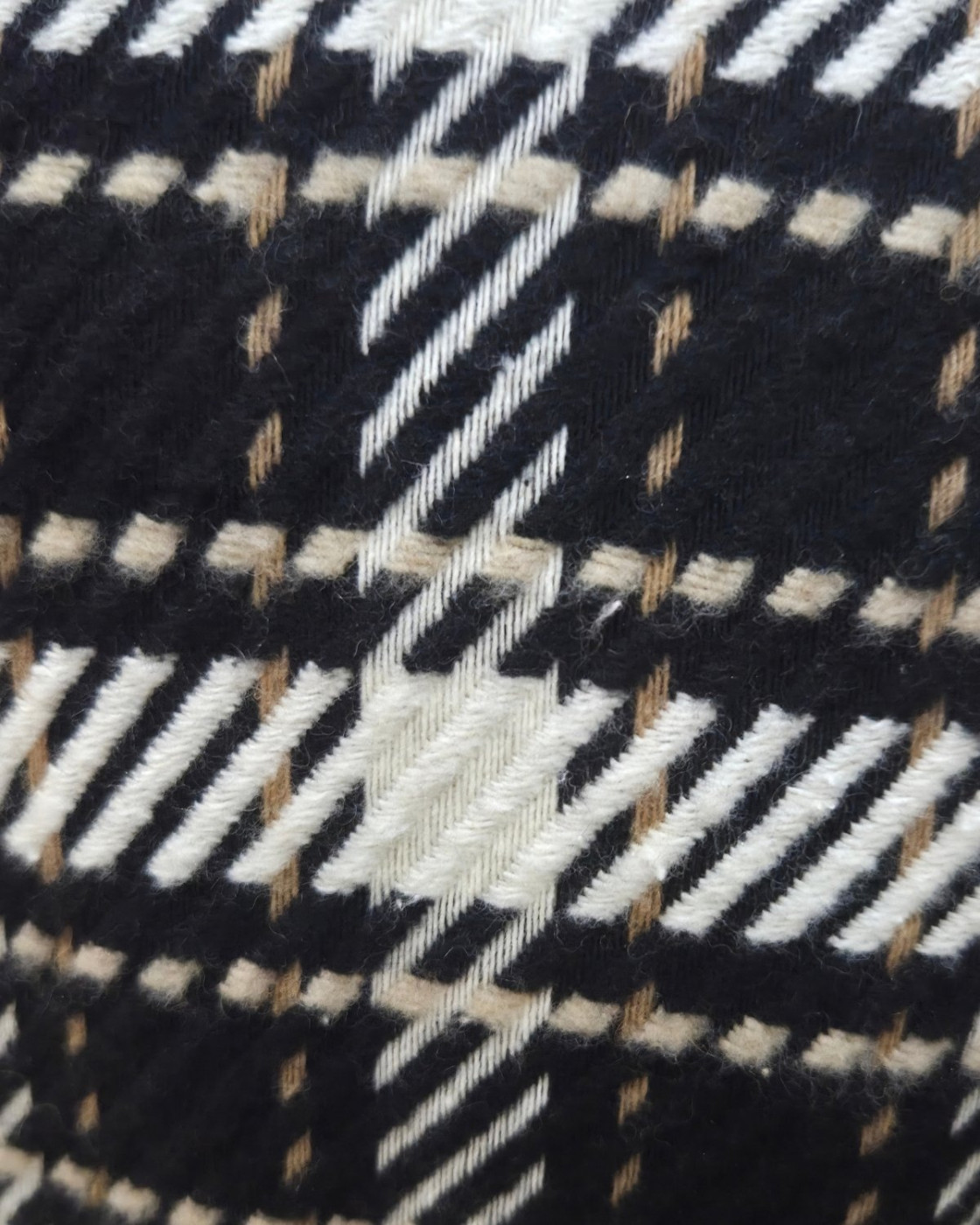 Manteau femme à carreaux noirs blancs et camels
