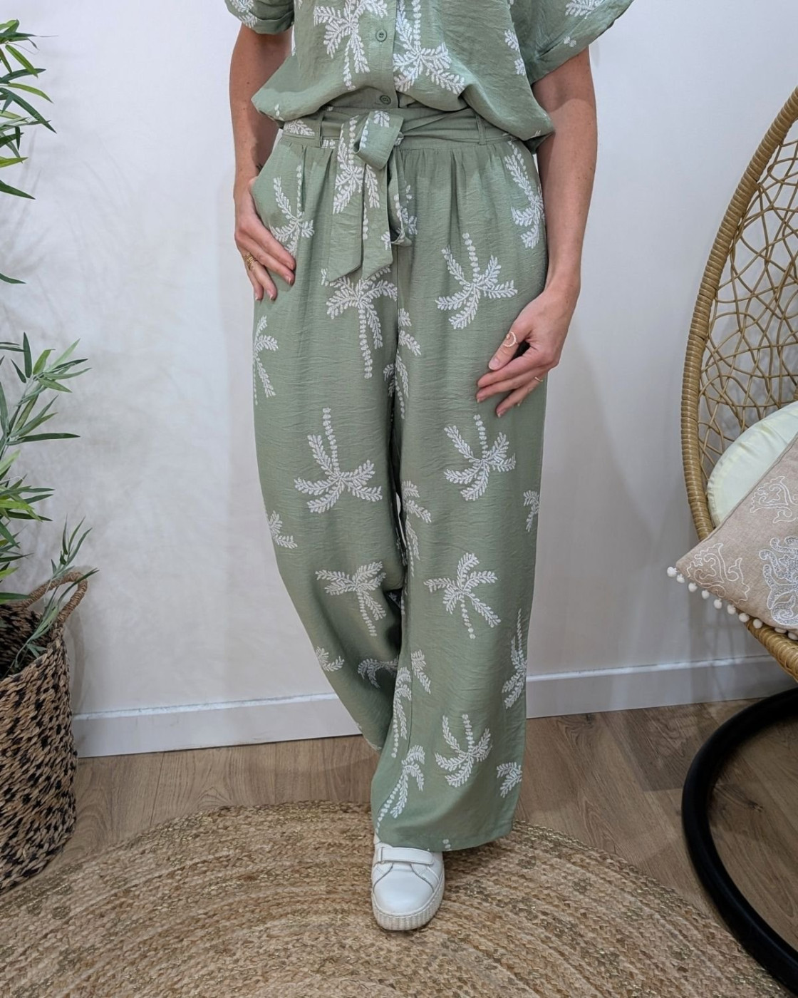 Pantalon fluide femme vert amande palmiers blancs