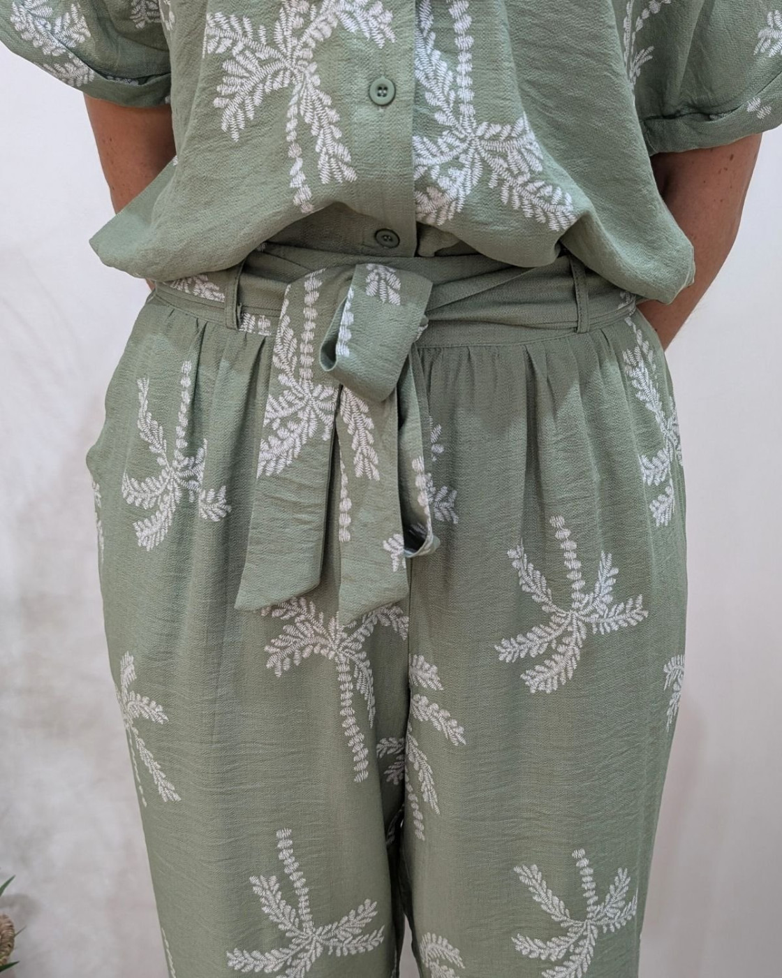 Pantalon fluide femme vert amande palmiers blancs