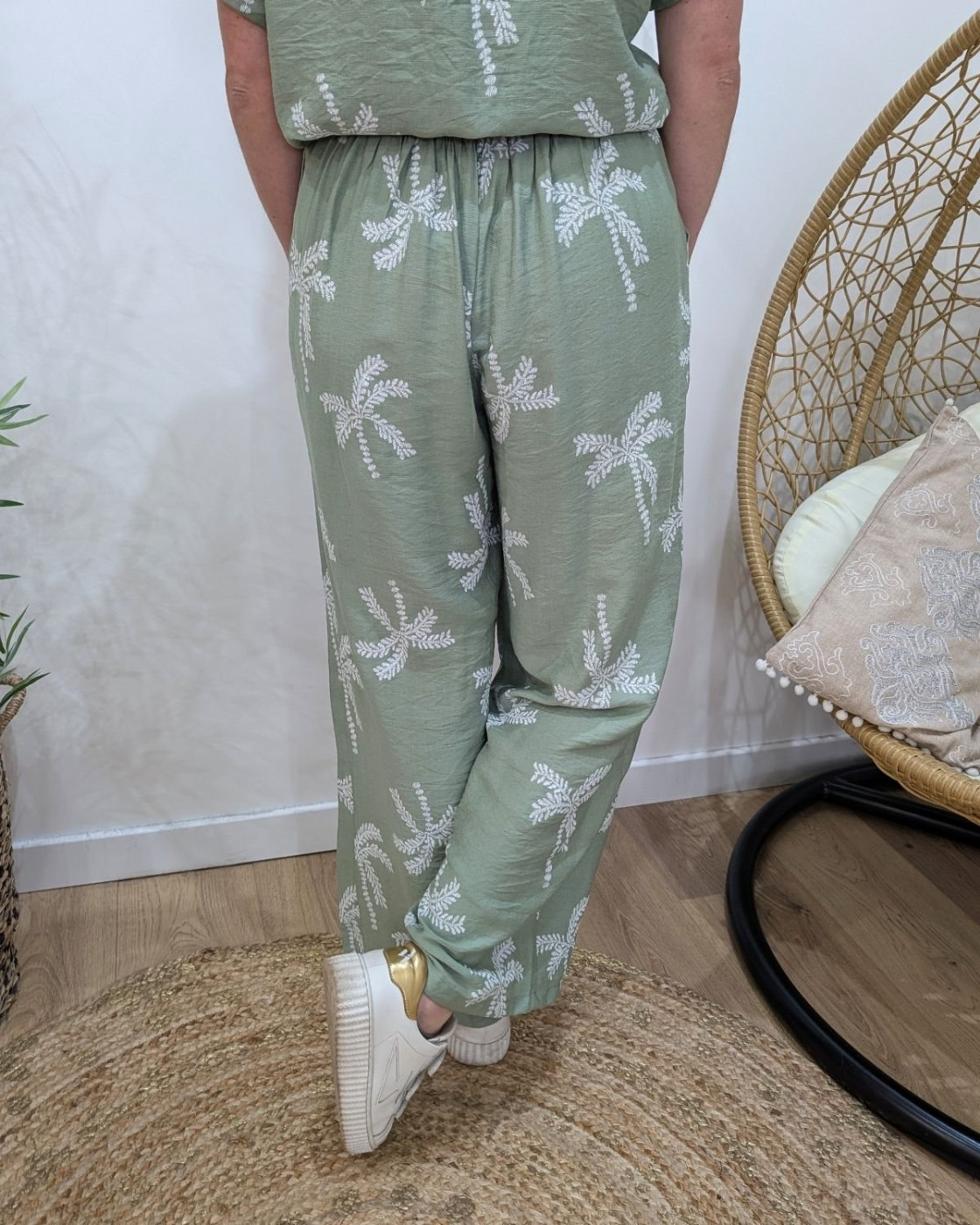 Pantalon fluide femme vert amande palmiers blancs