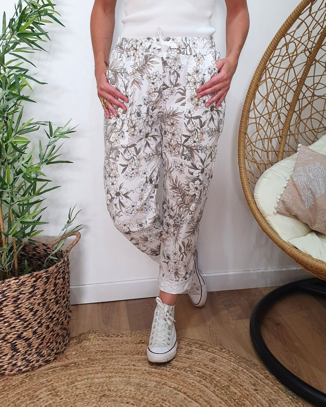 Pantalon femme élastiqué écru fleurs beiges taupes