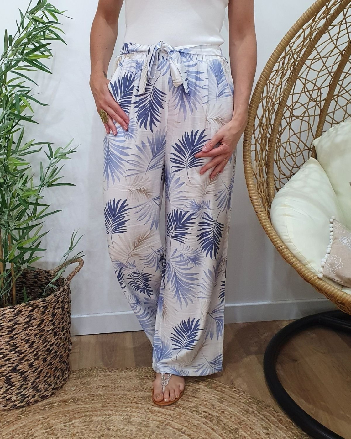 Pantalon fluide femme écru feuillages bleus et beiges Ombelline