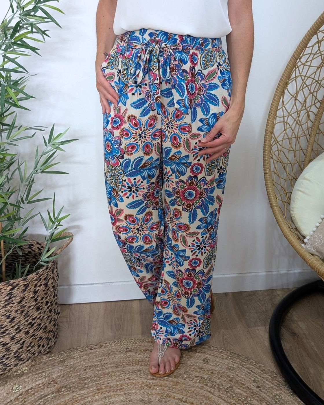 Pantalon femme fluide écru fleuri bleu et rose Ambroise