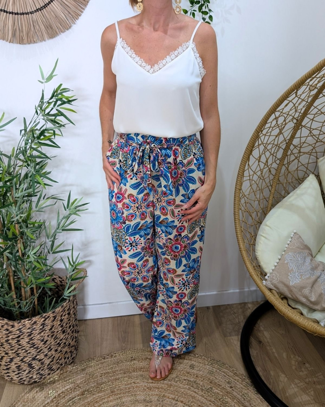 Pantalon femme fluide écru fleuri bleu et rose Ambroise
