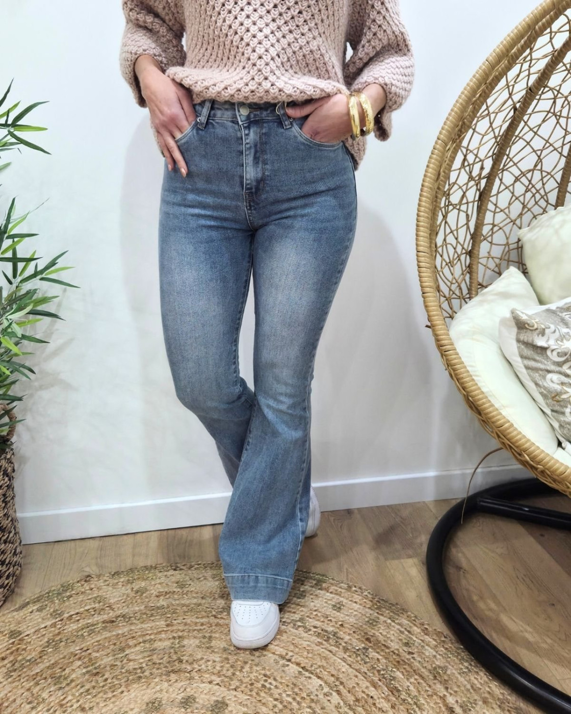 Jean femme flare bleu clair taille haute à ourlet rapporté