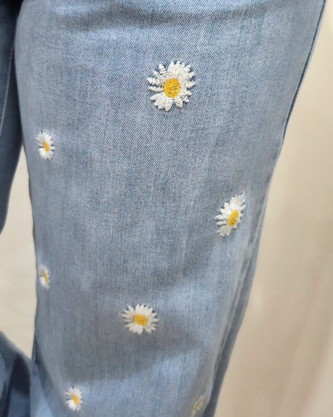 Jean femme large bleu clair marguerites brodées