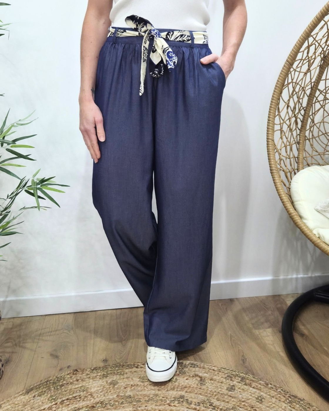 Pantalon fluide femme large bleu jean ceinture à motifs Maïra