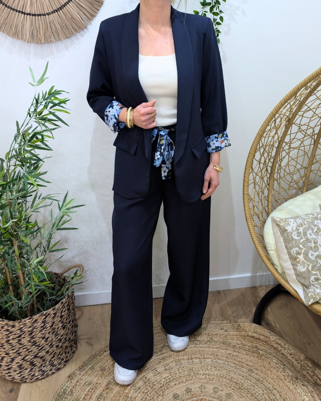 Pantalon fluide femme bleu marine ceinture fleurie Malea