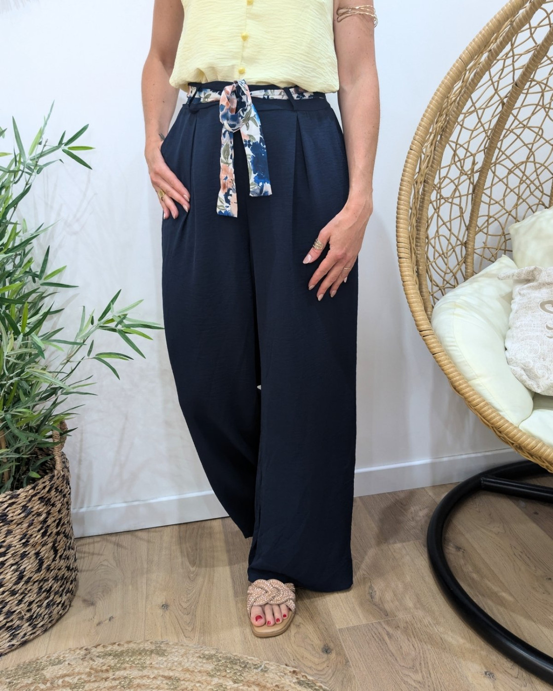 Pantalon femme fluide bleu marine ceinture fleurie Clizia