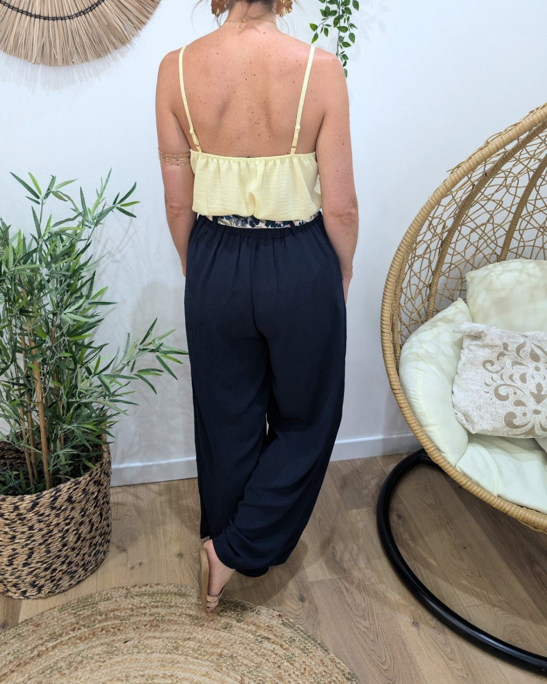 Pantalon femme fluide bleu marine ceinture fleurie Clizia