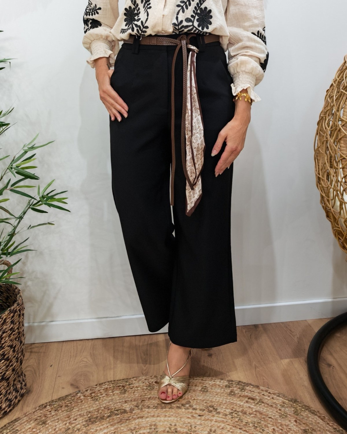 Pantalon femme fluide noir 7/8 ceinture marron