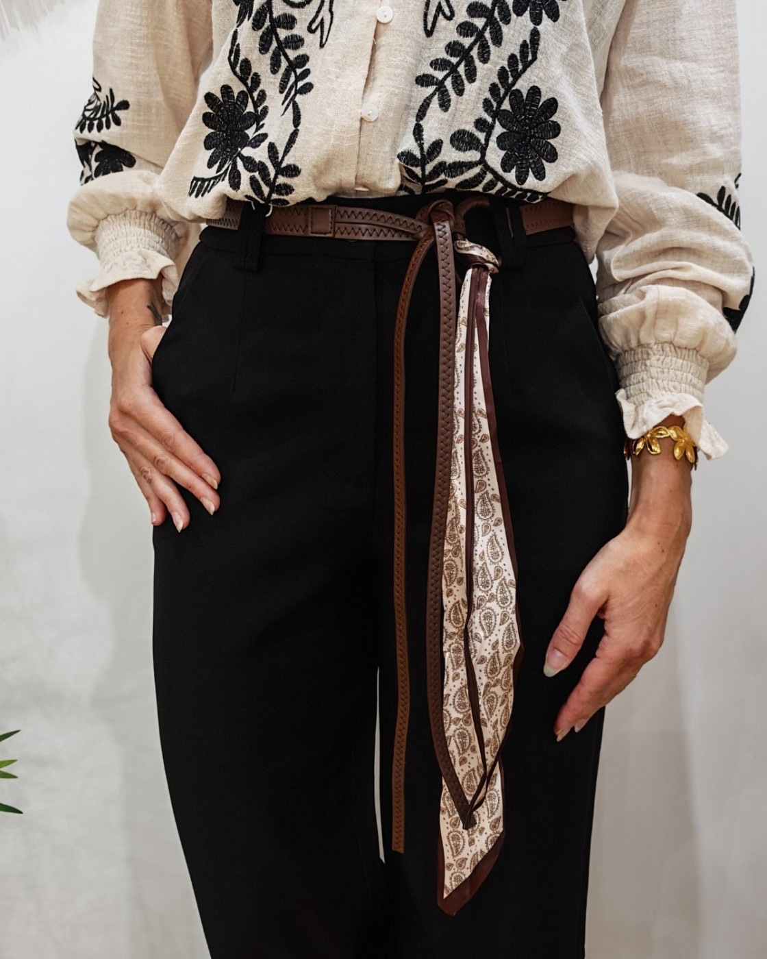 Pantalon femme fluide noir 7/8 ceinture marron
