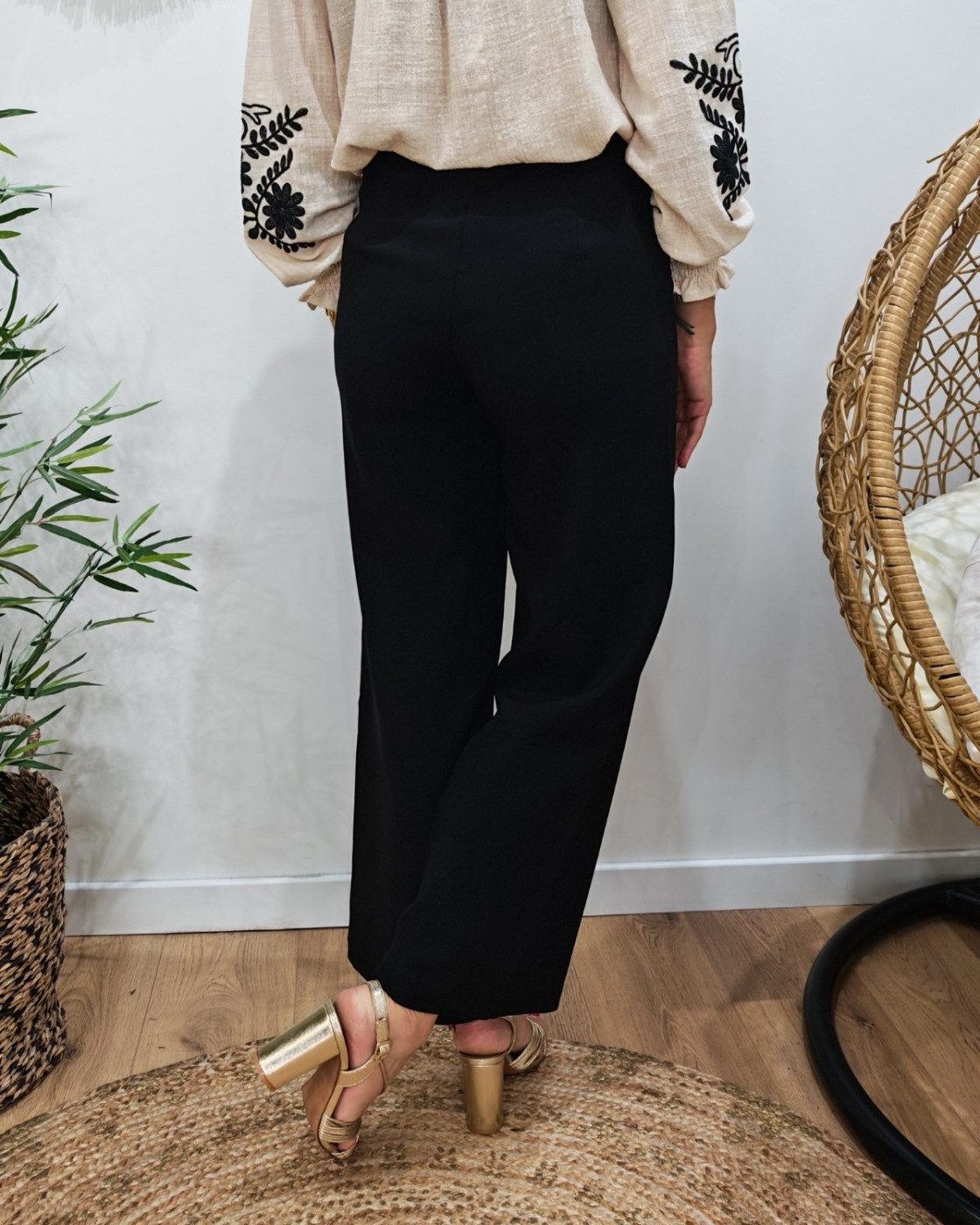 Pantalon femme fluide noir 7/8 ceinture marron