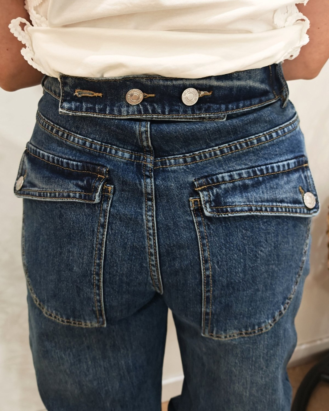 Jean femme barrel bleu foncé délavé ceinture boutonnée