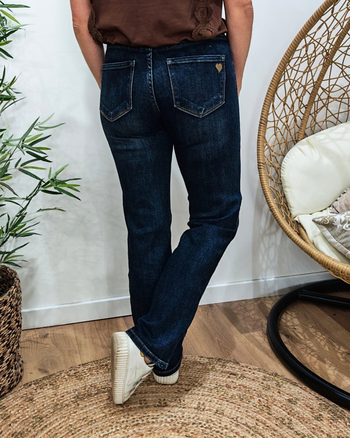 Jean femme droit bleu foncé coupe confort coeur brodé