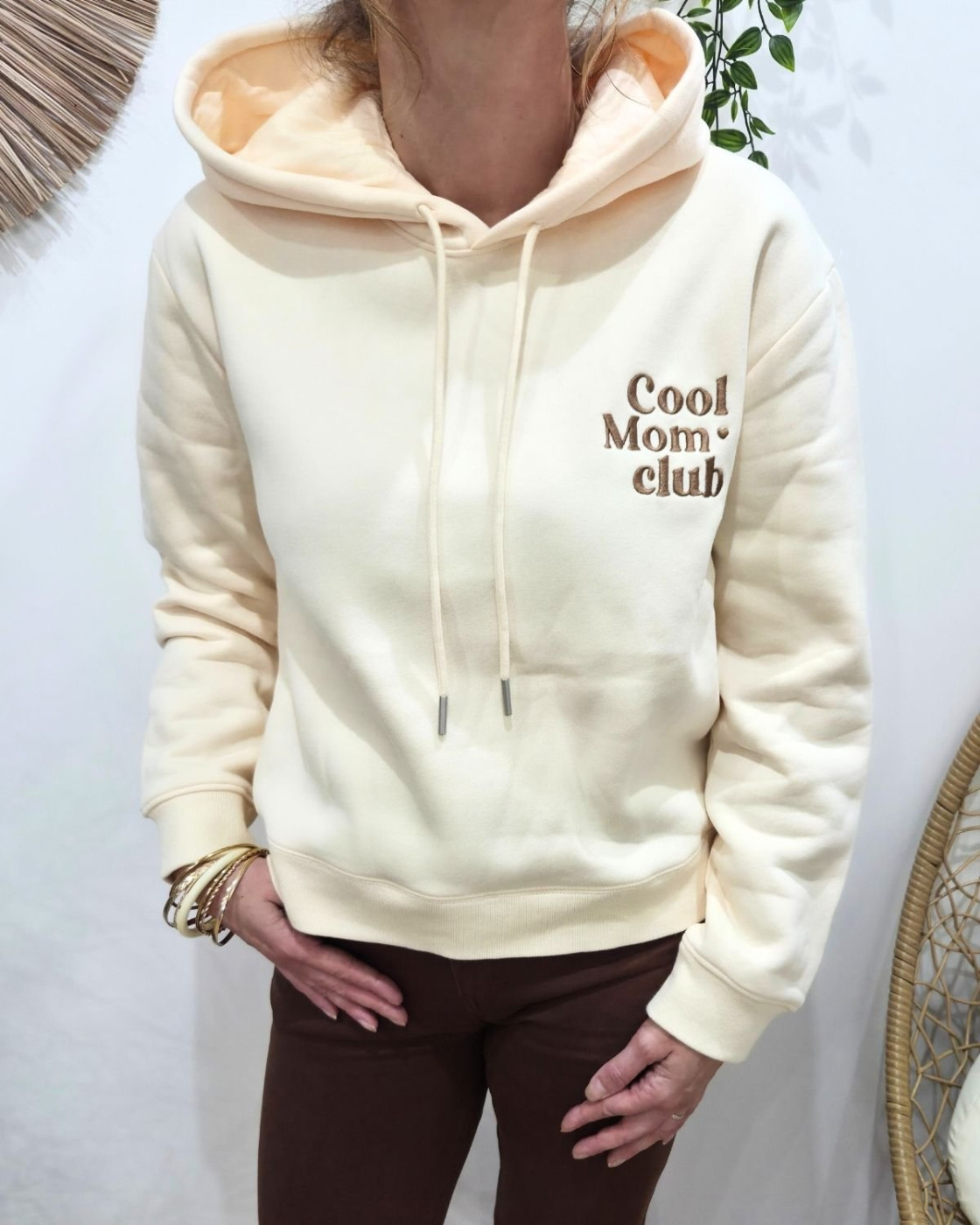 Sweat à capuche femme beige Cool mum club