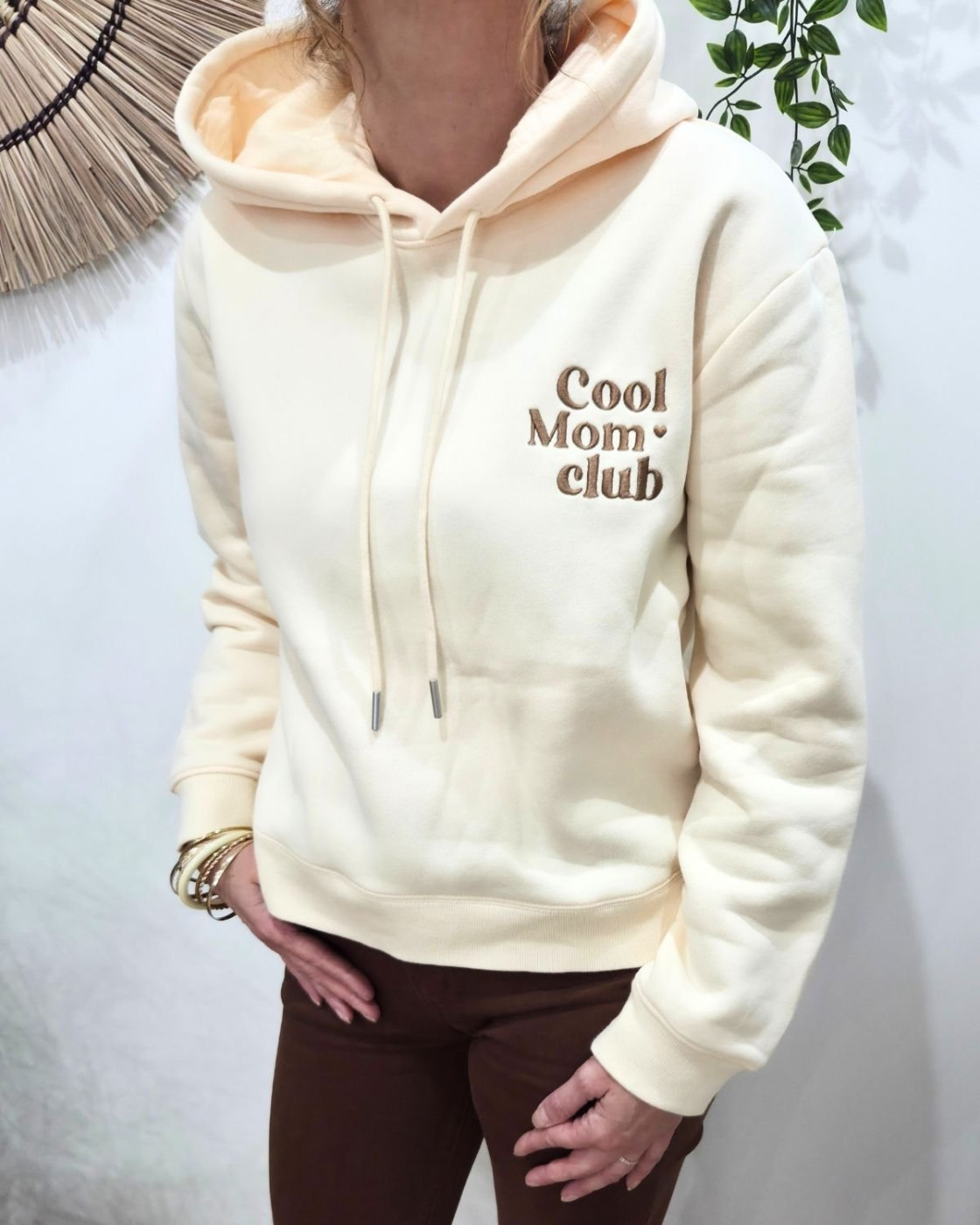 Sweat à capuche femme beige Cool mum club