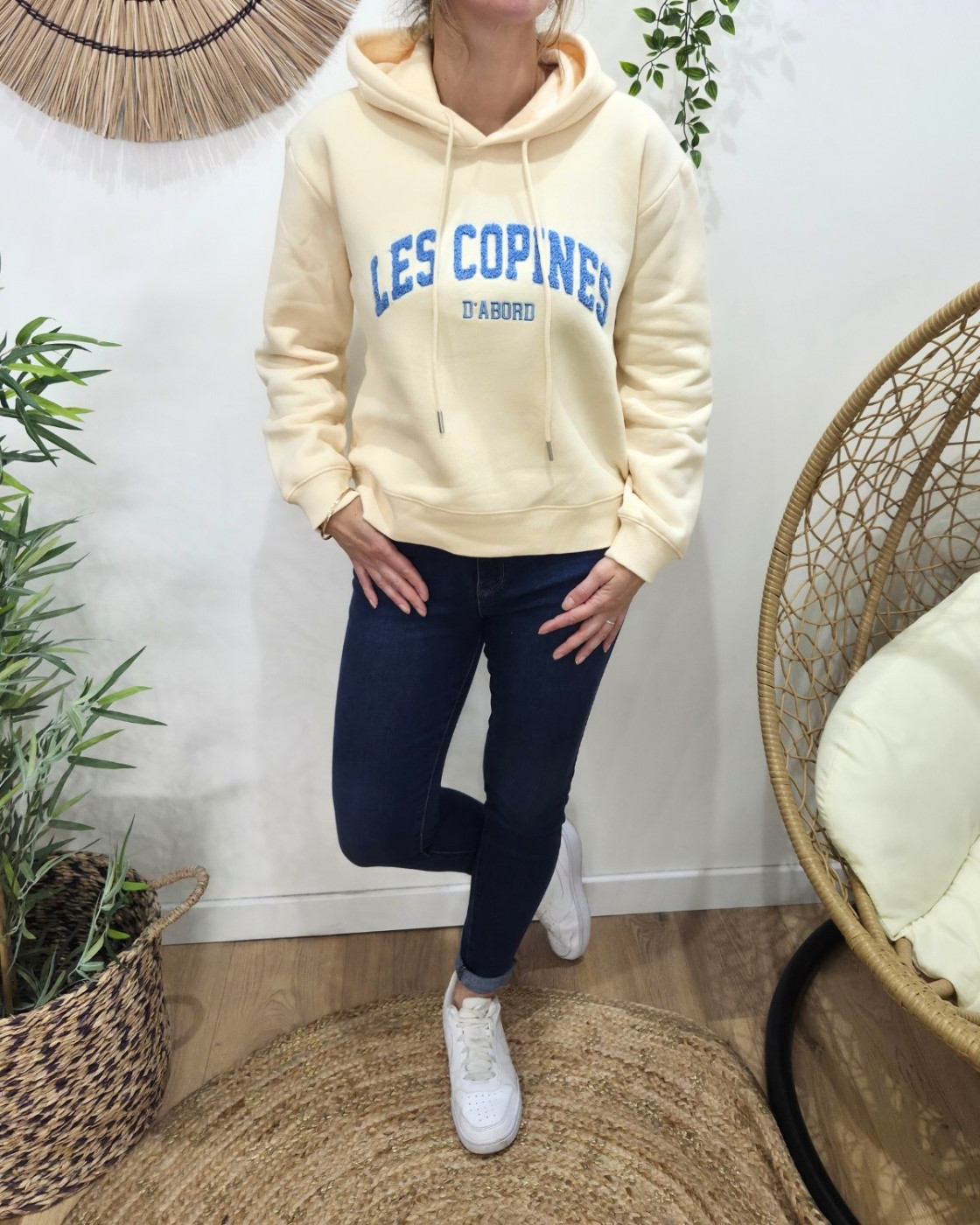 Sweat à capuche femme beige les copines d'abord moumoute bleue