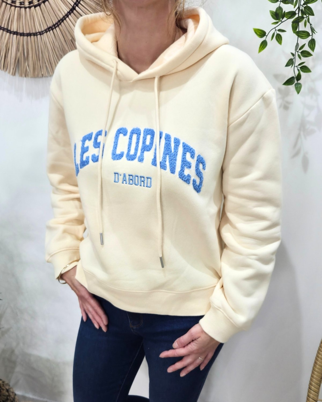 Sweat à capuche femme beige les copines d'abord moumoute bleue