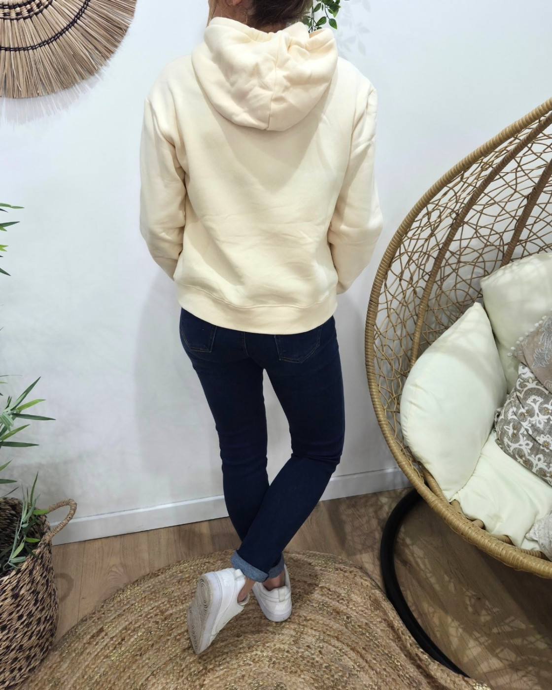 Sweat à capuche femme beige les copines d'abord moumoute bleue