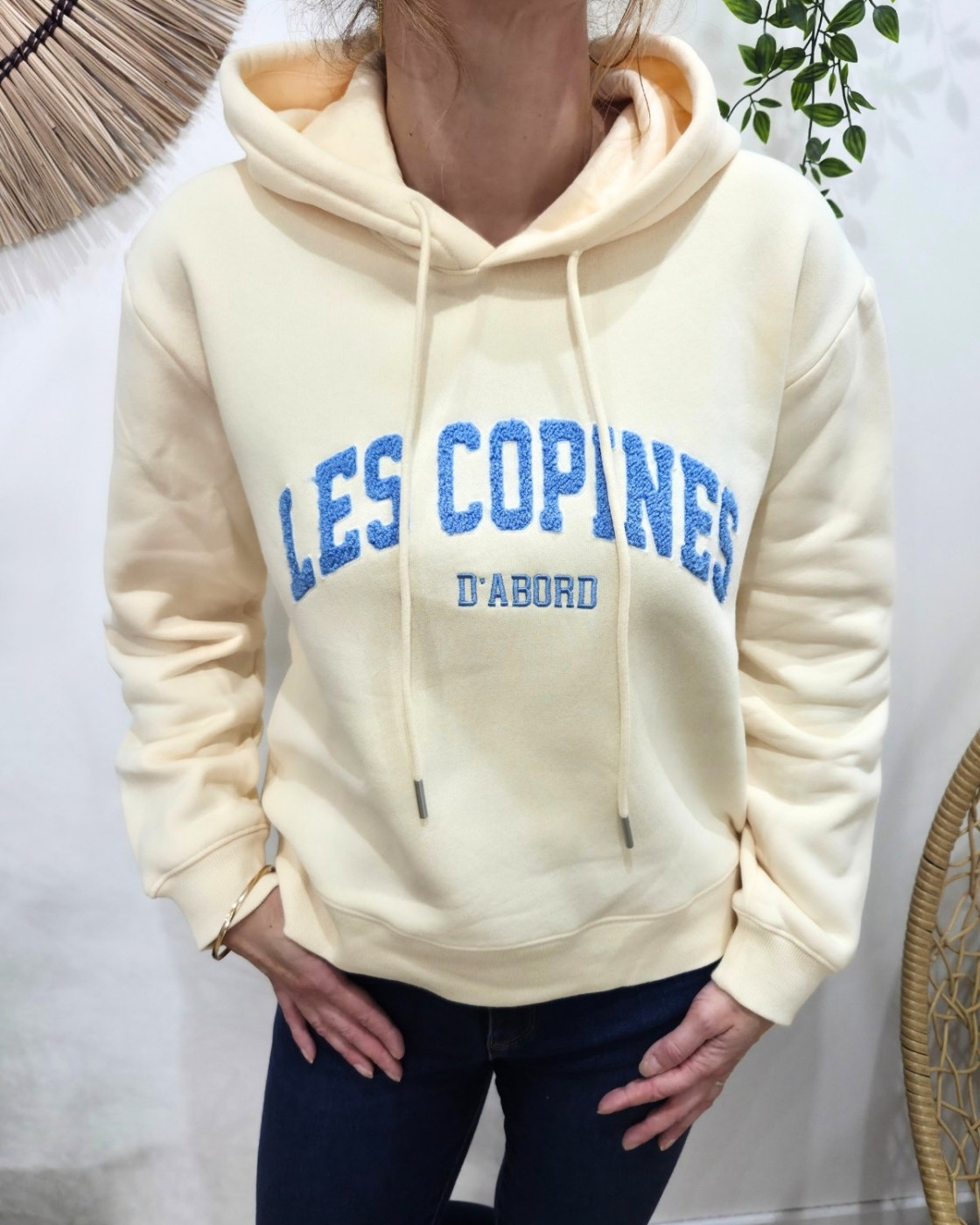 Sweat à capuche femme beige les copines d'abord moumoute bleue
