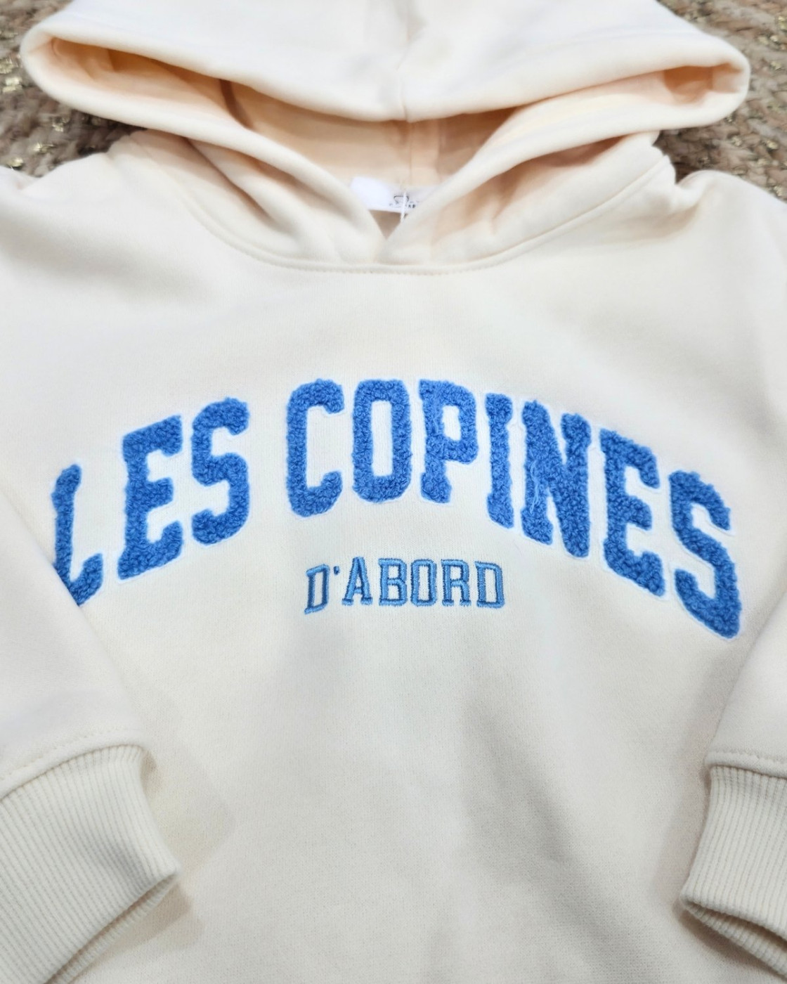 Sweat à capuche enfant beige les copines d'abord moumoute bleue
