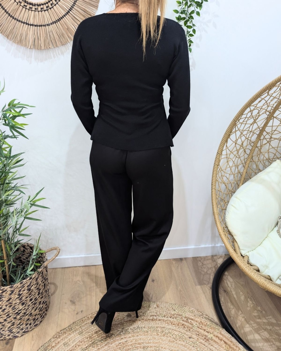 Pull fin femme asymétrique noir broche dorée