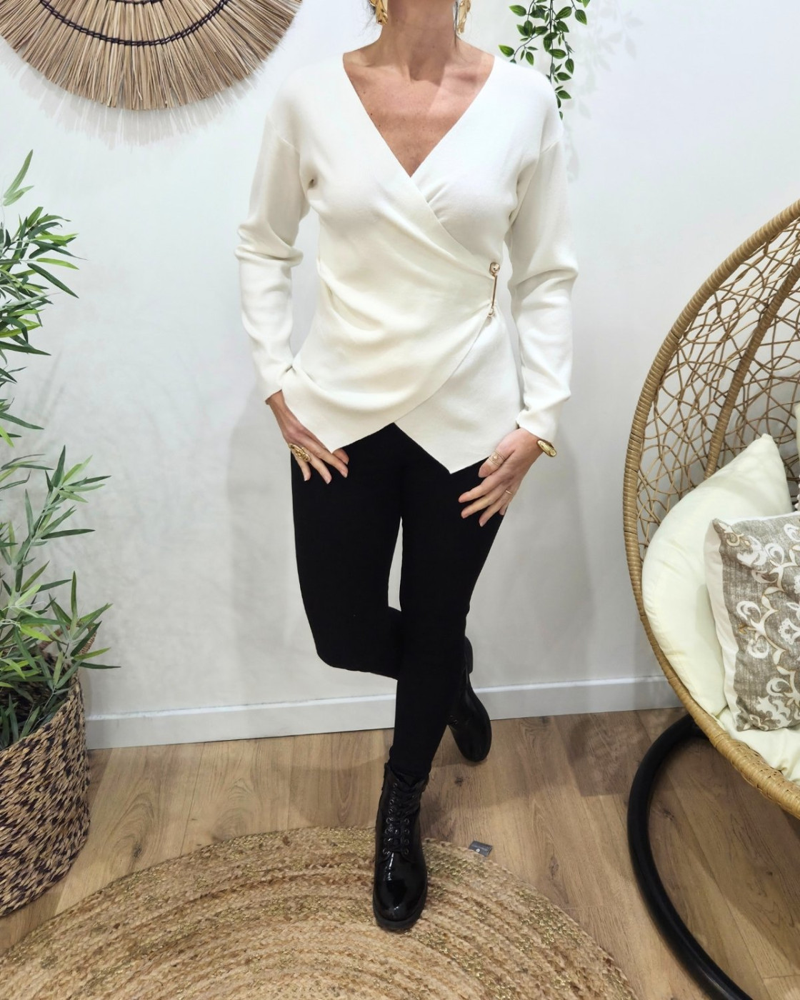 Pull fin femme asymétrique écru broche dorée