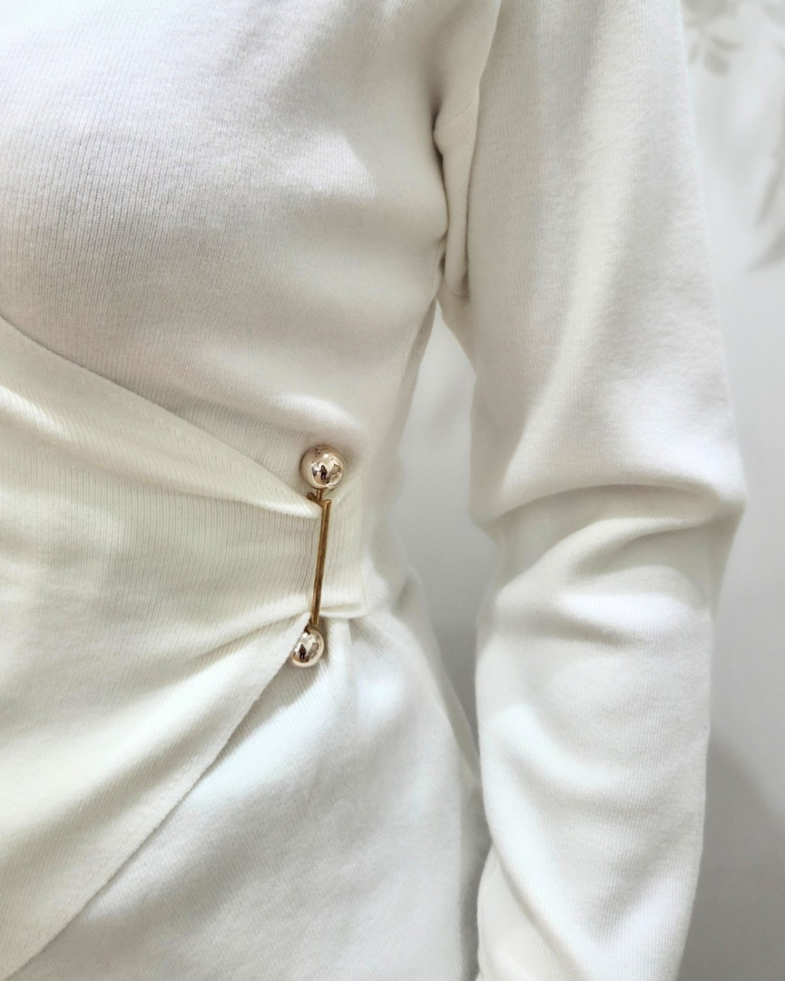 Pull fin femme asymétrique écru broche dorée