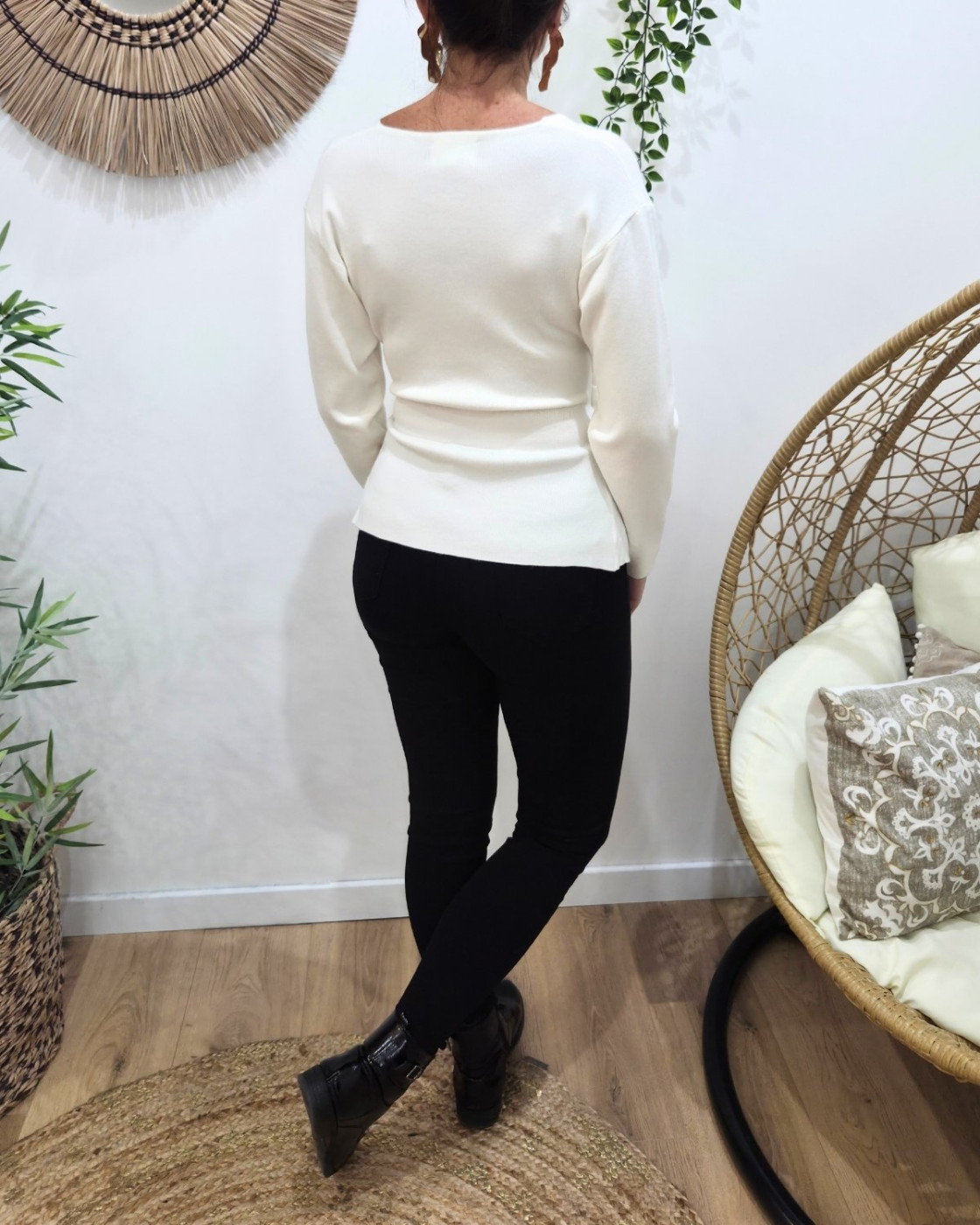 Pull fin femme asymétrique écru broche dorée