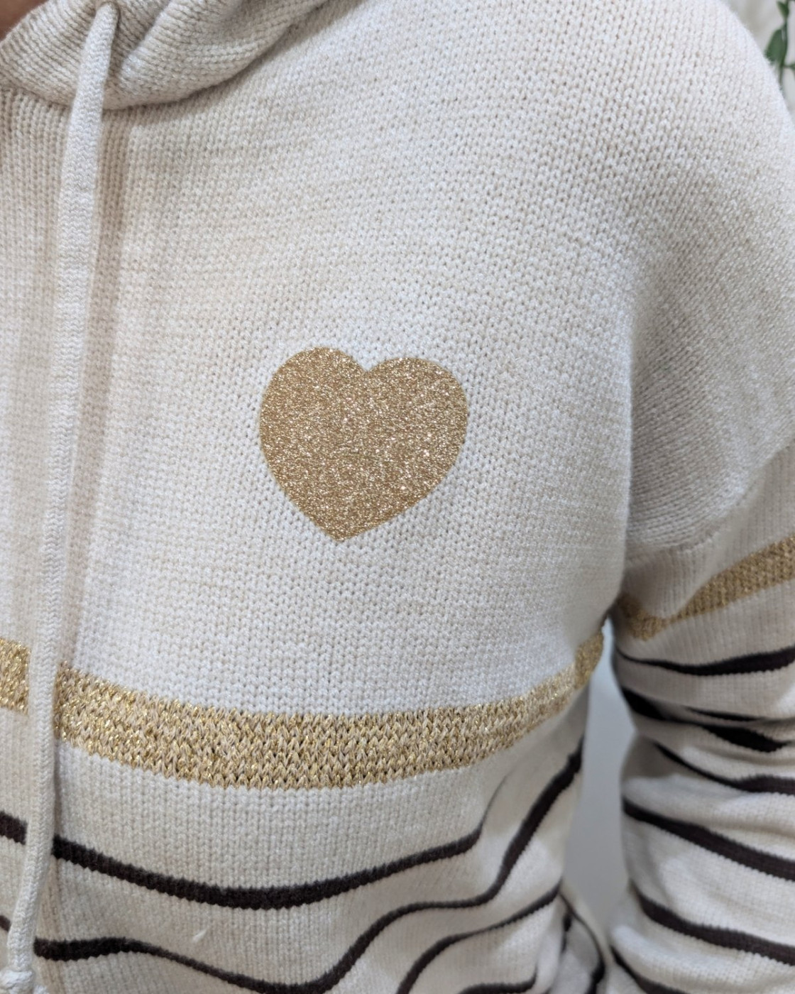 Pull femme marinière beige à capuche coeur doré
