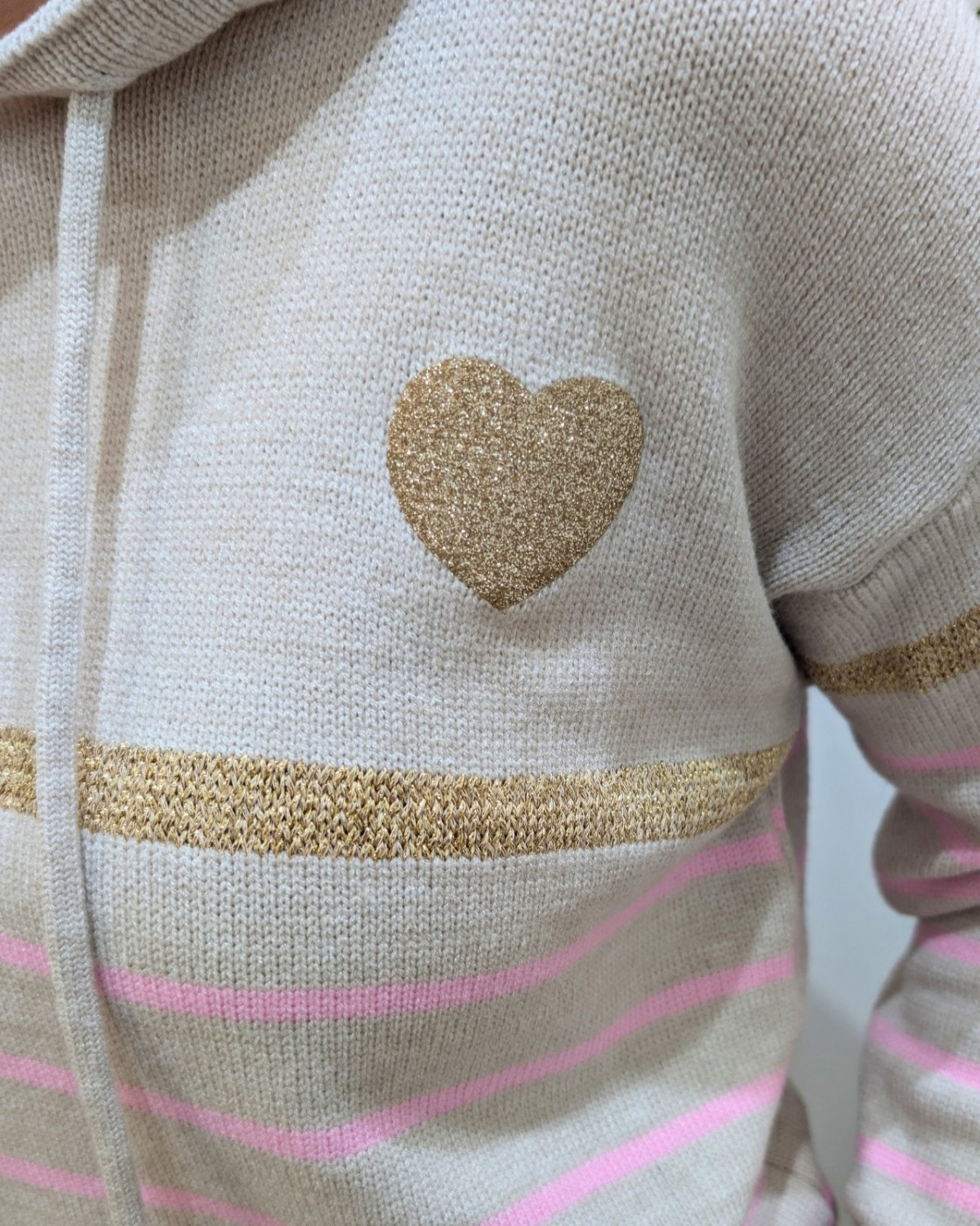 Pull femme marinière beige à capuche coeur doré