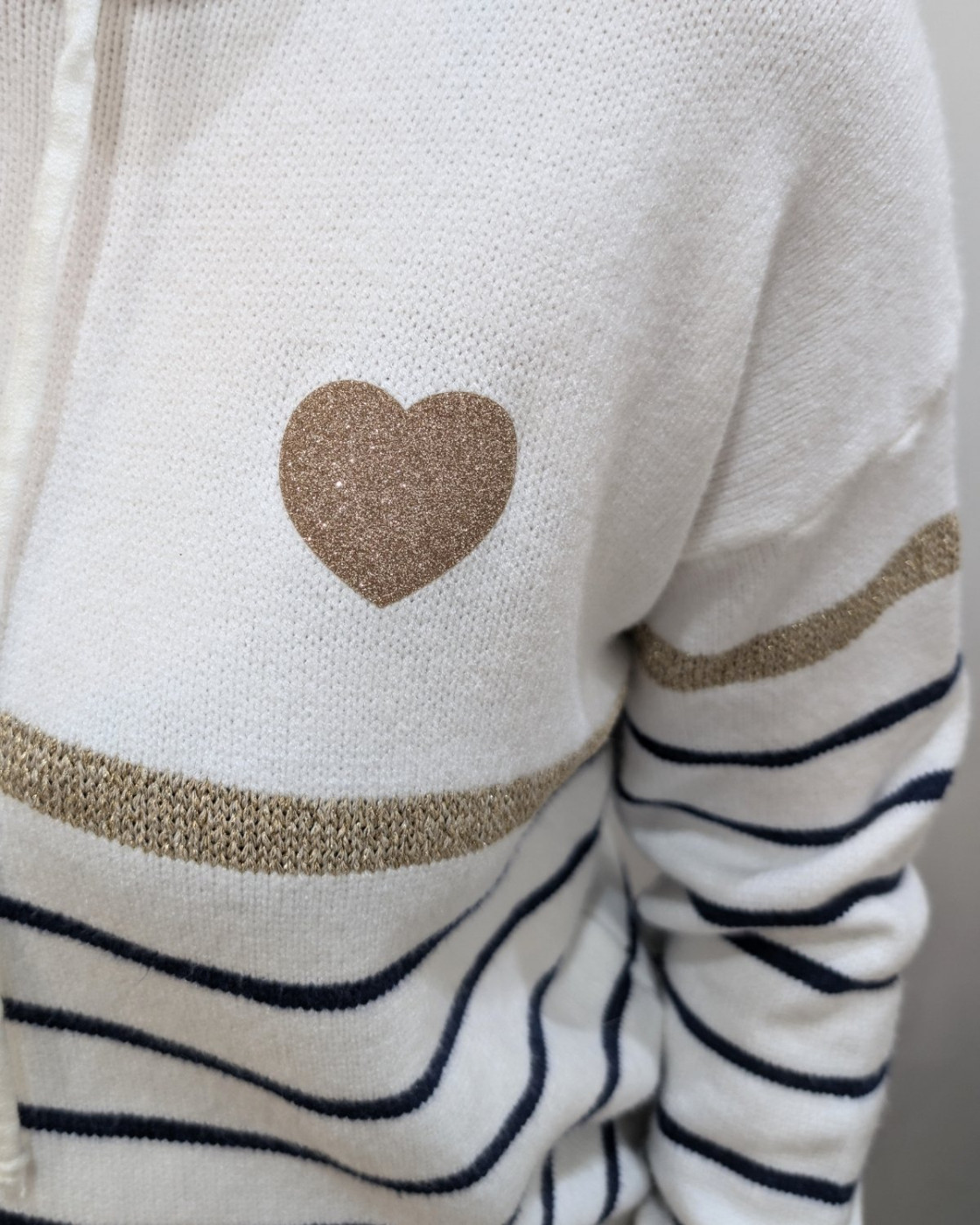 Pull femme marinière blanc à capuche coeur doré