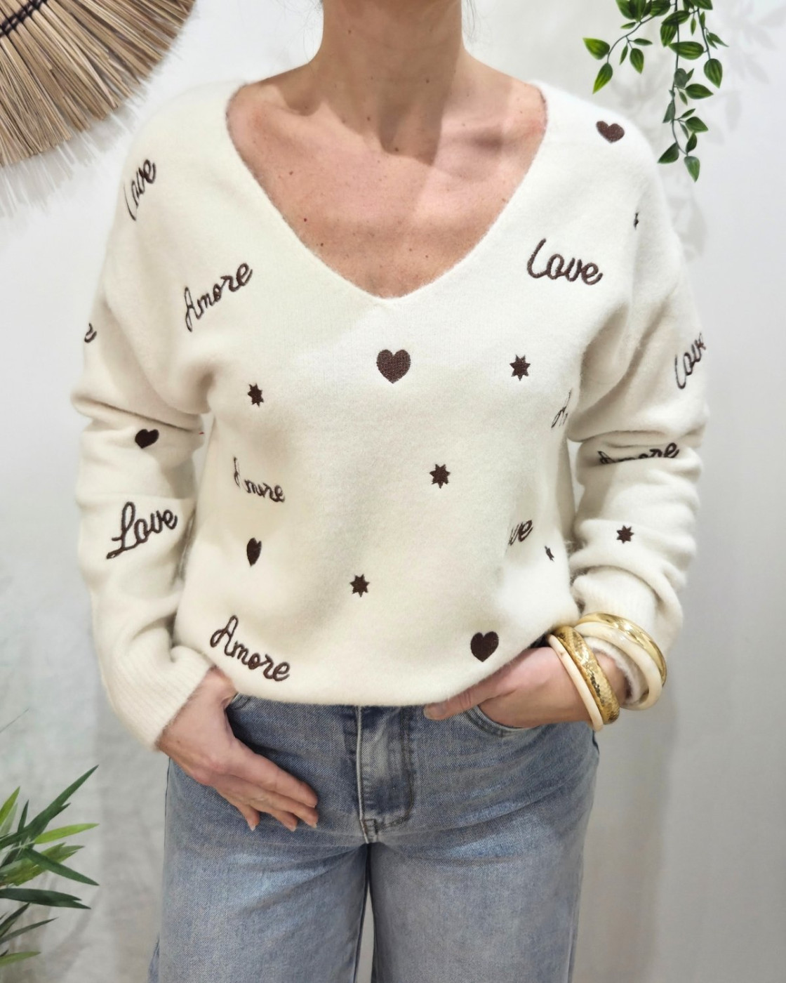 Pull femme col V beige broderies Love Amore