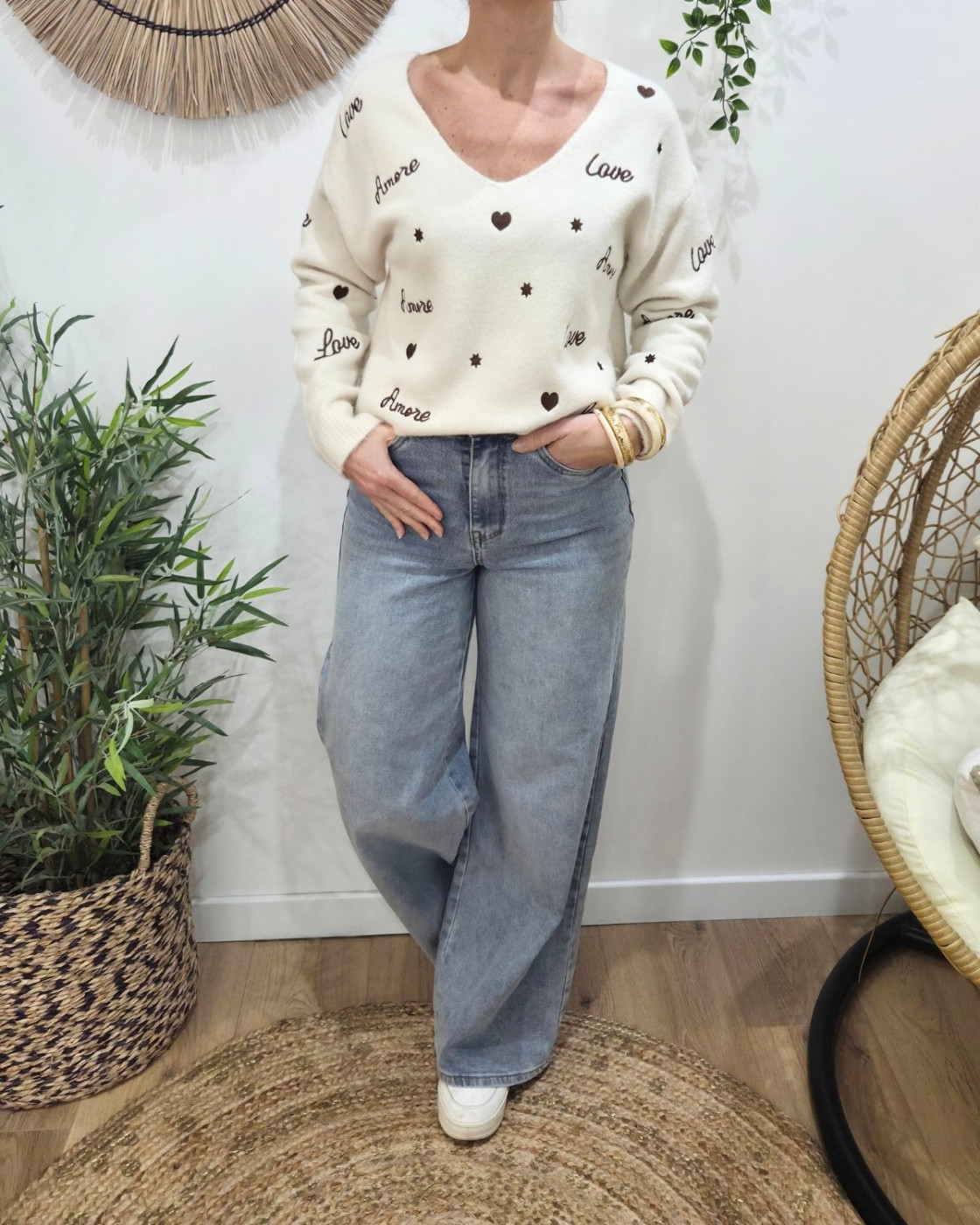 Pull femme col V beige broderies Love Amore