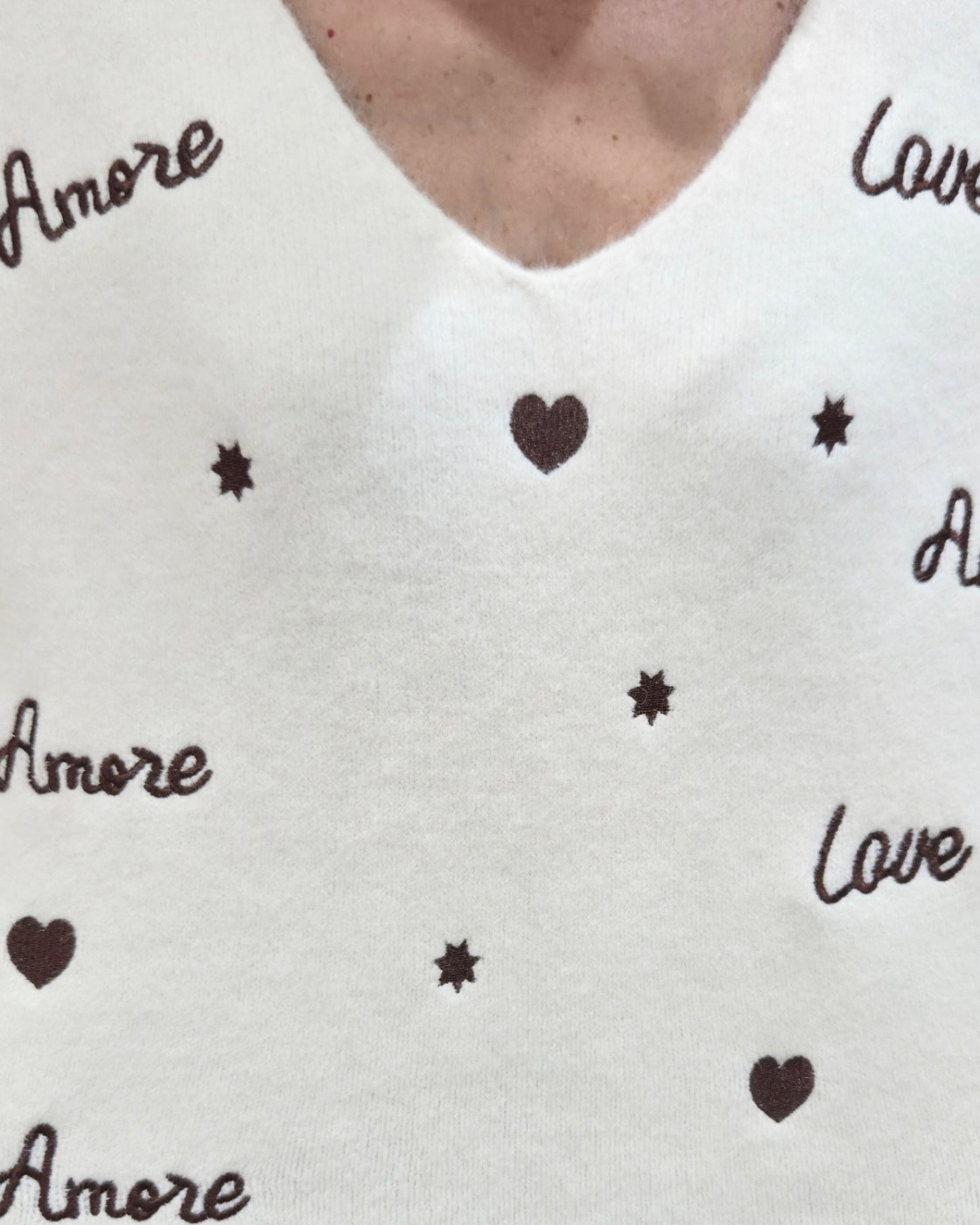 Pull femme col V beige broderies Love Amore