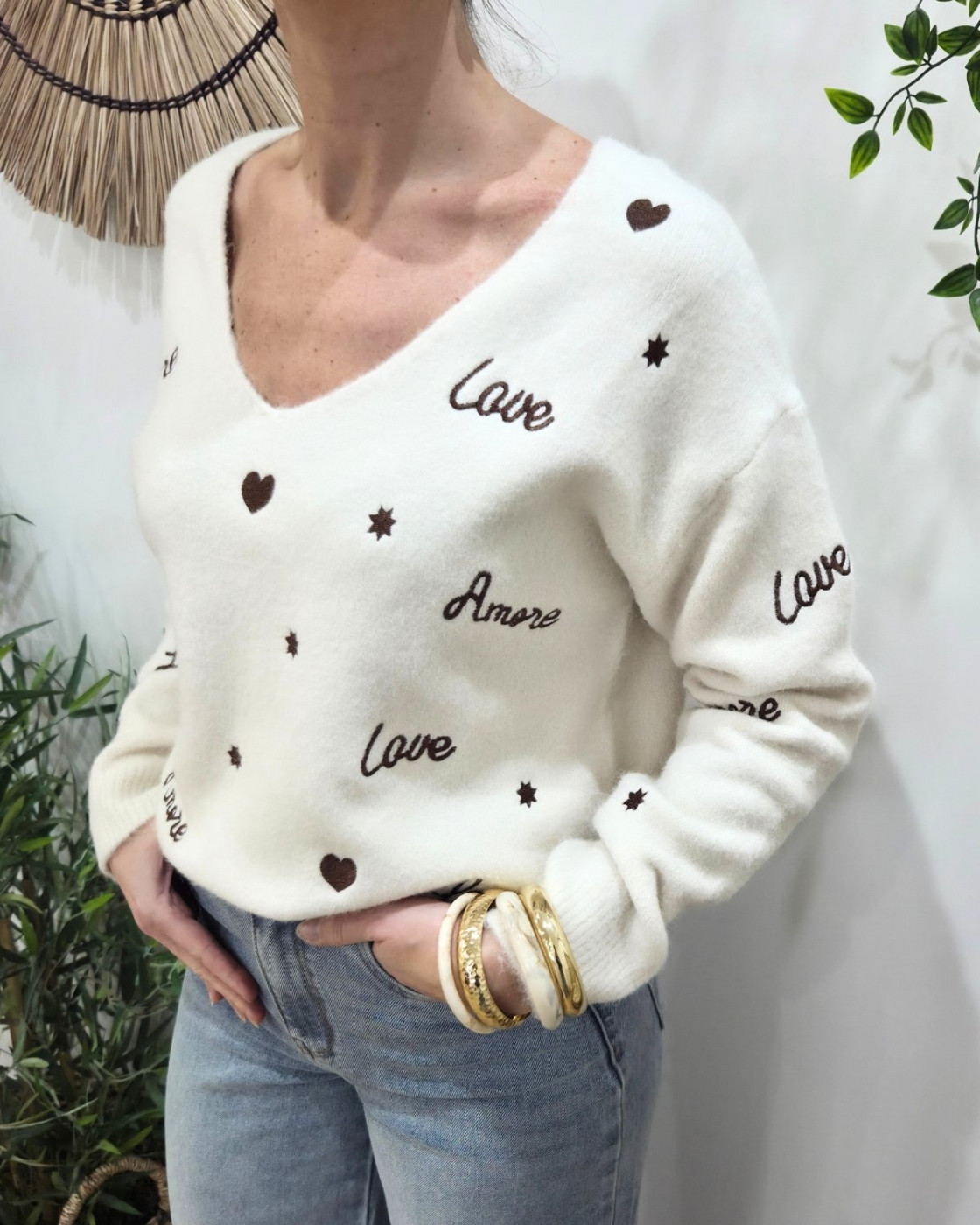 Pull femme col V beige broderies Love Amore