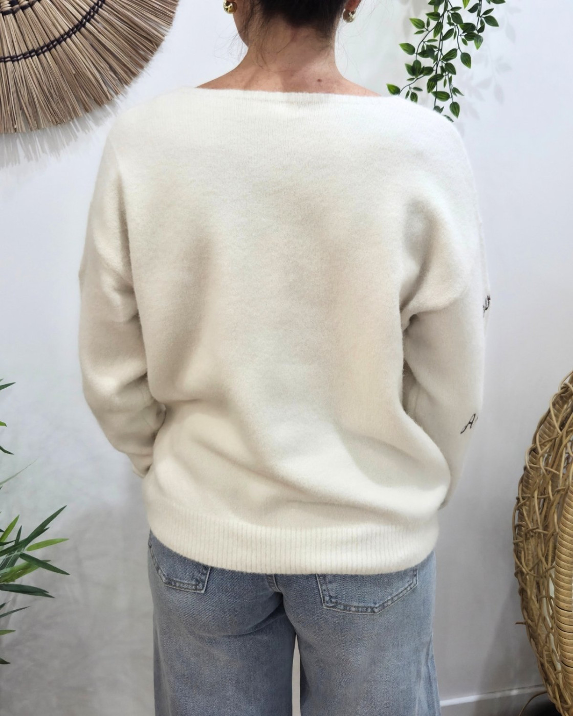 Pull femme col V beige broderies Love Amore