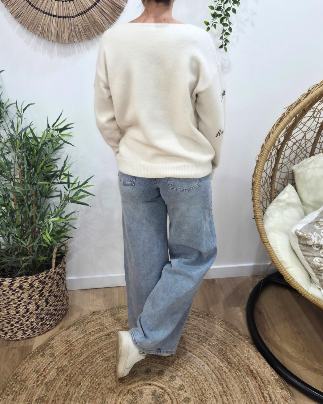 Pull femme col V beige broderies Love Amore