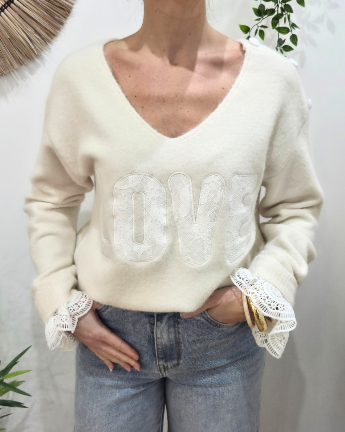 Pull femme col V Love et boutons dentelle