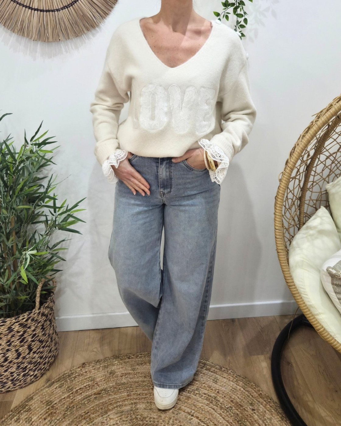 Pull femme col V Love et boutons dentelle