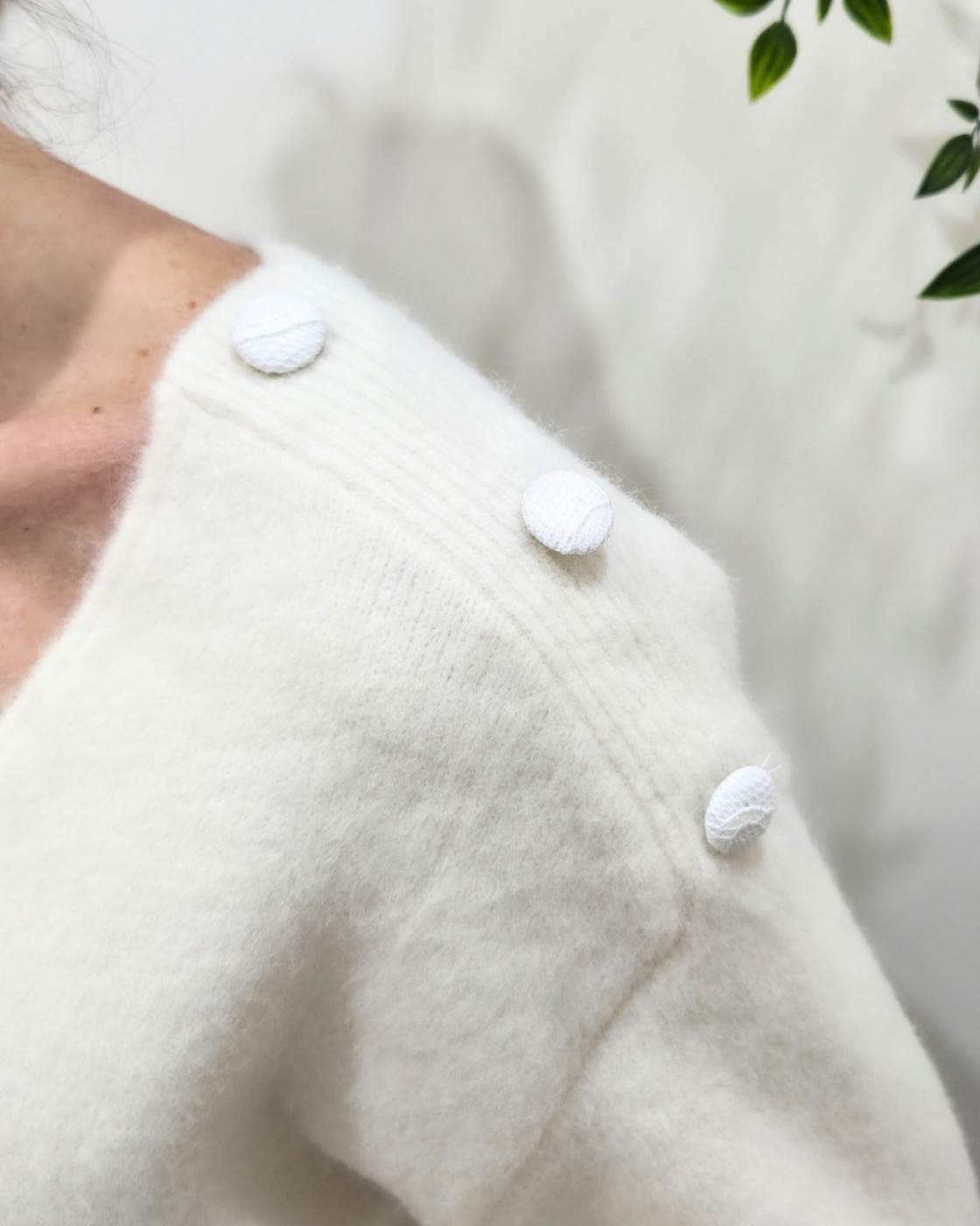 Pull femme col V Love et boutons dentelle