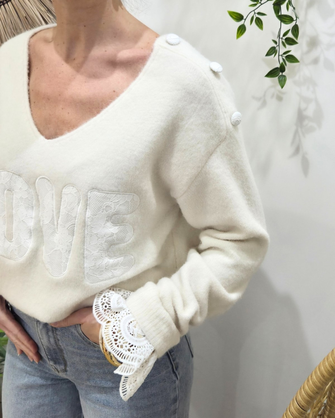 Pull femme col V Love et boutons dentelle