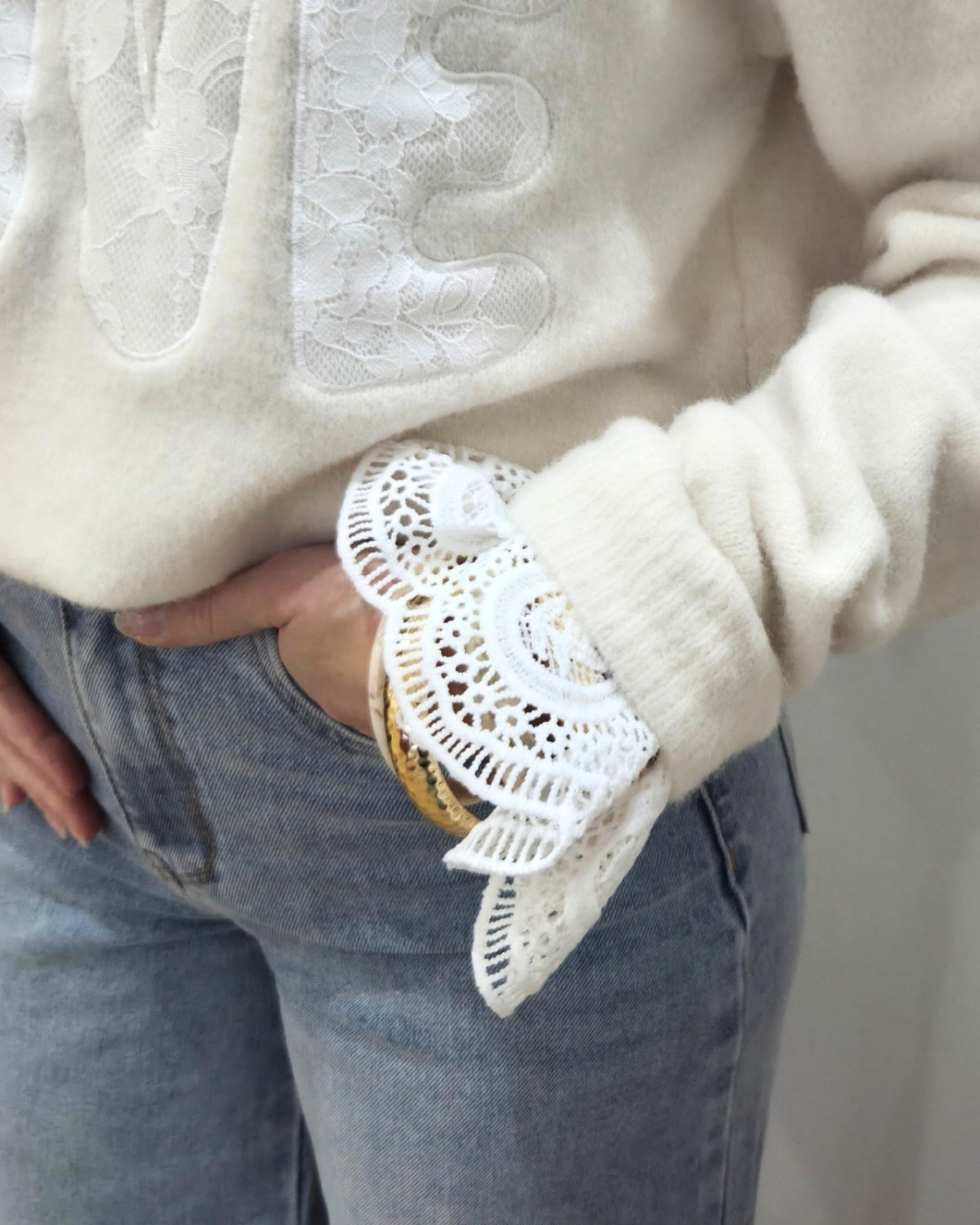 Pull femme col V Love et boutons dentelle