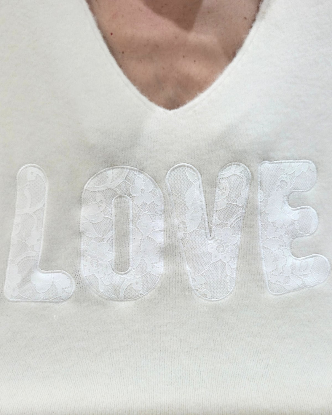 Pull femme col V Love et boutons dentelle