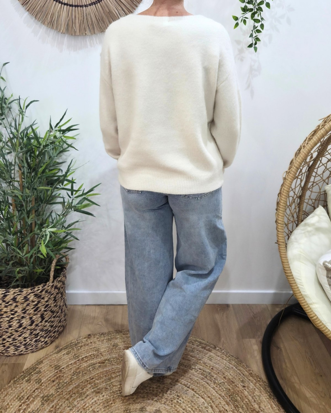 Pull femme col V Love et boutons dentelle